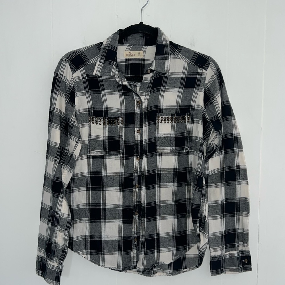 Hollister Women’s Plaid Flannel Long Sleeve Black and White Button Up Shirt 1099